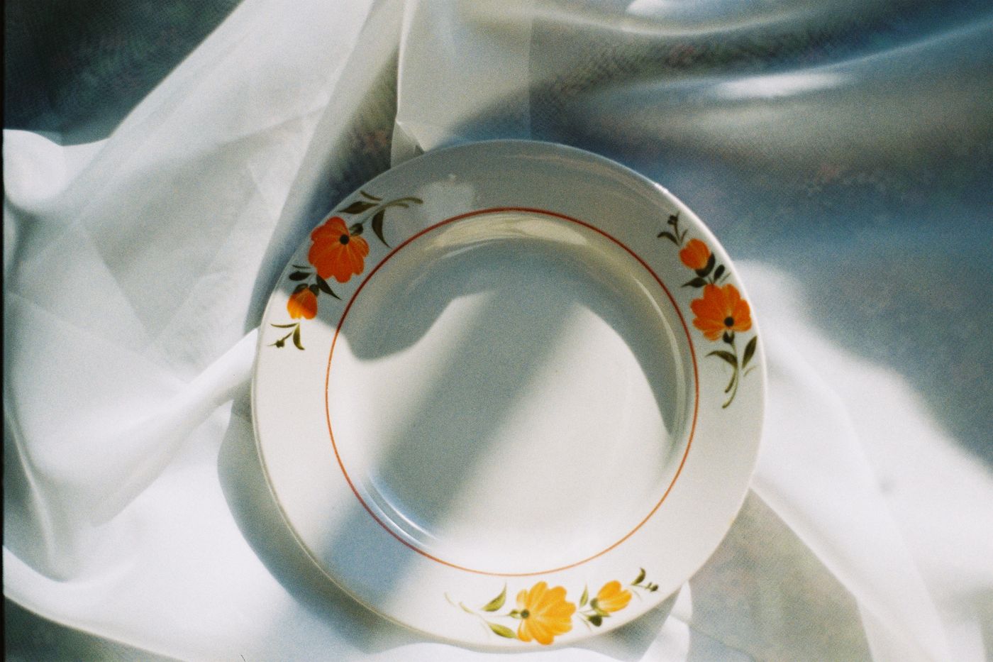 Table dressée avec vaisselle en faïence, verres et linge de table