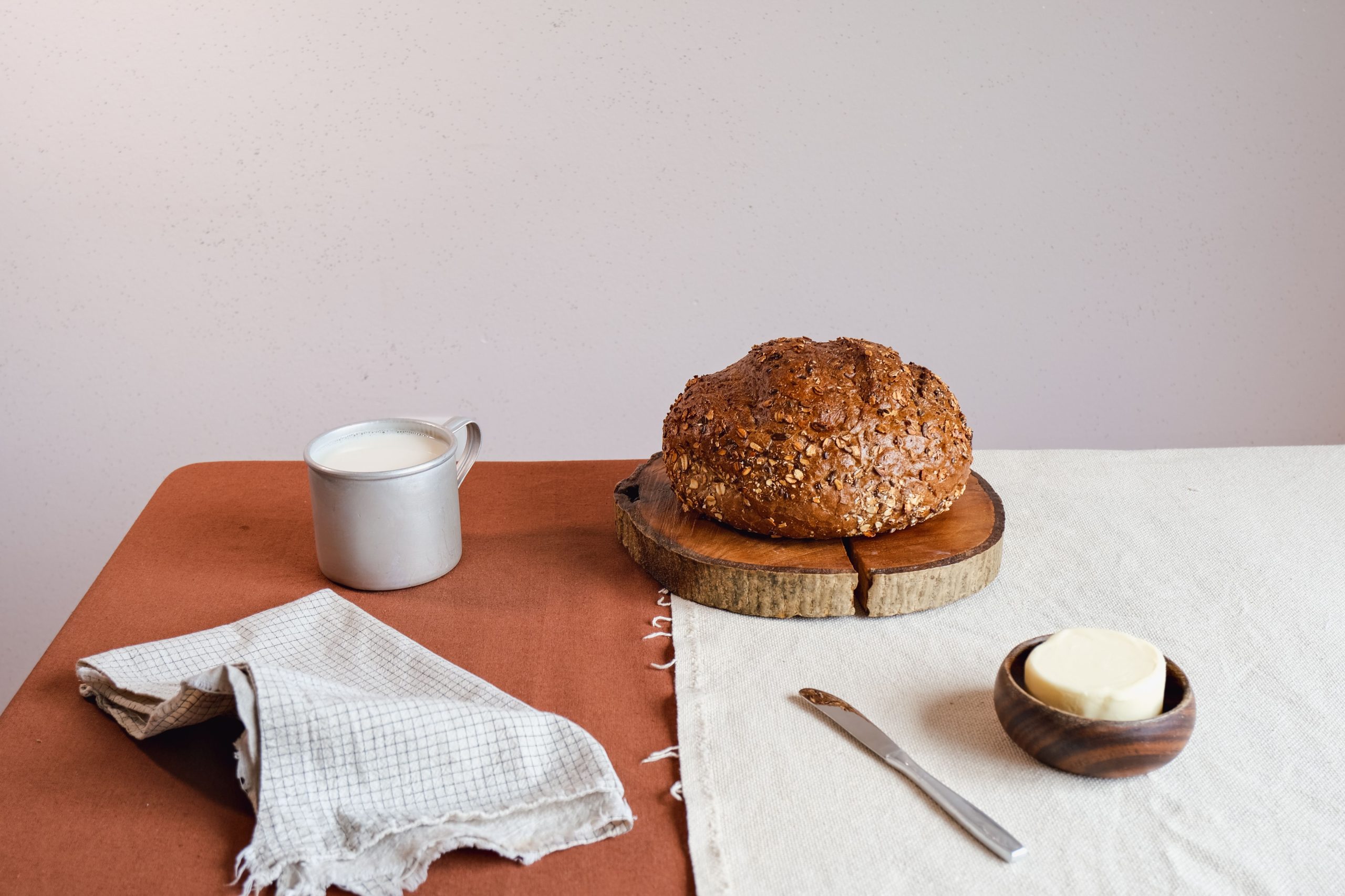 Petit-déjeuner chaleureux avec pain, beurre et lait