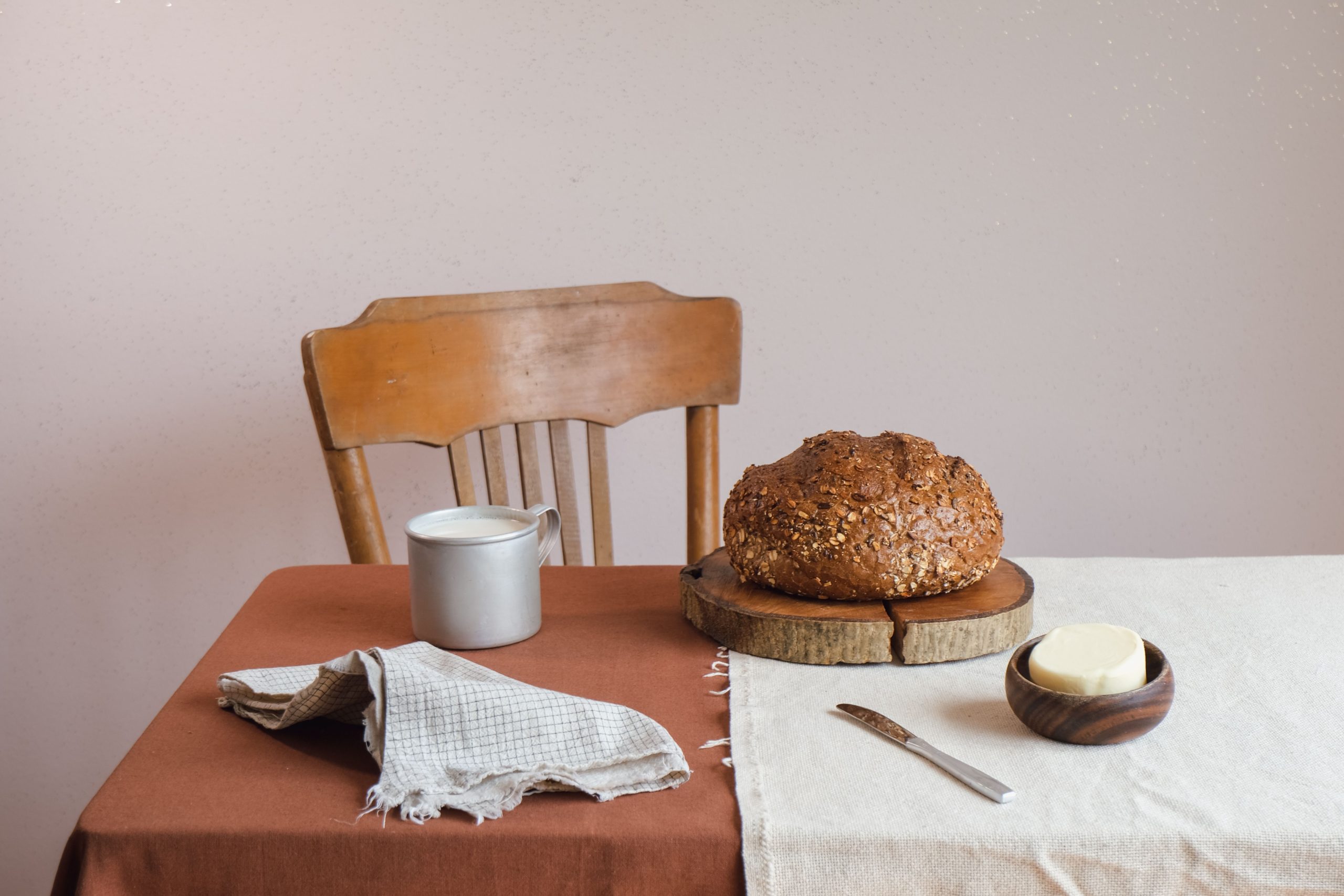 Table rustique avec pain frais et beurre vintage