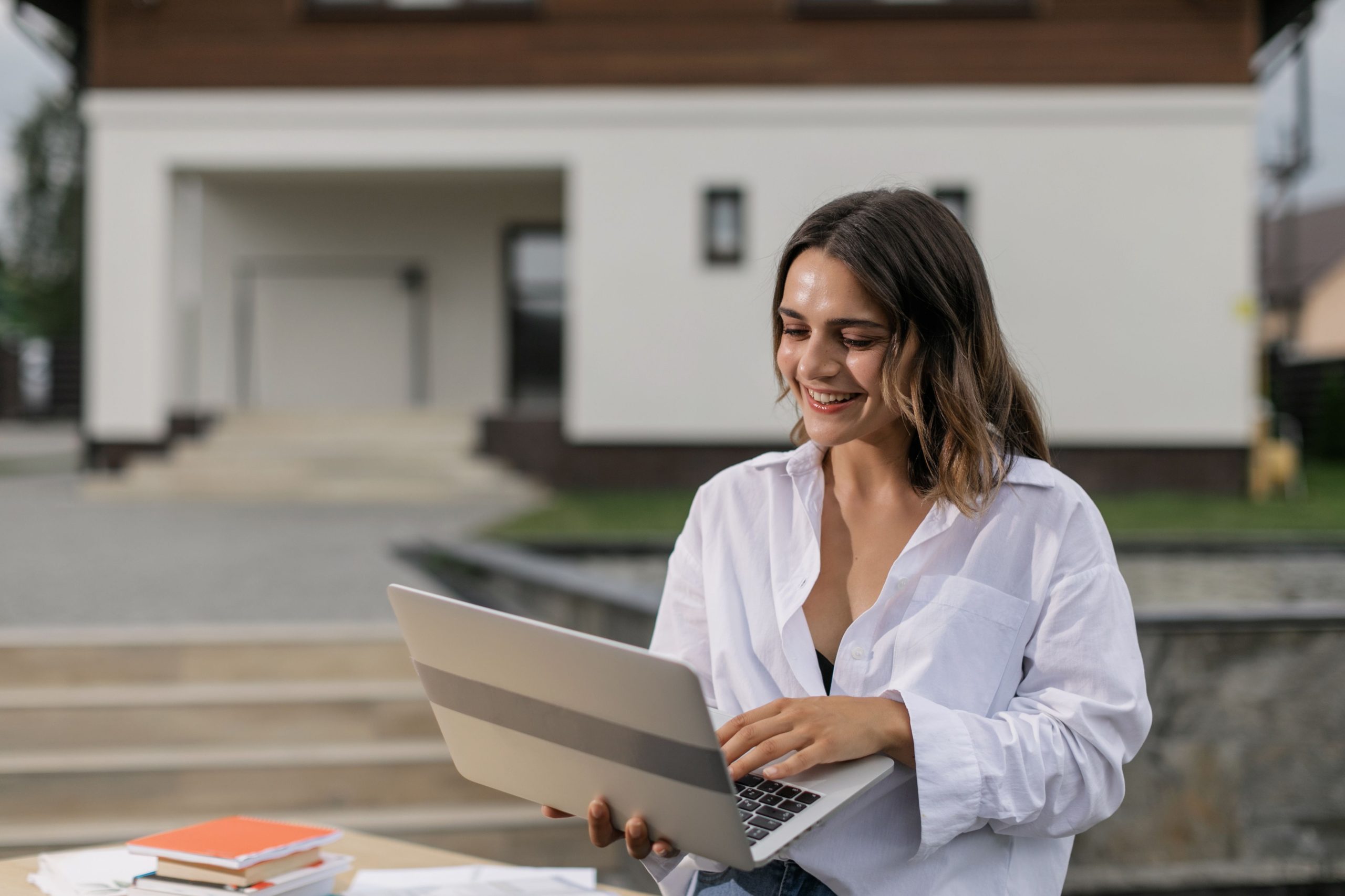 Freelance souriante travaillant sur ordinateur portable à l'extérieur