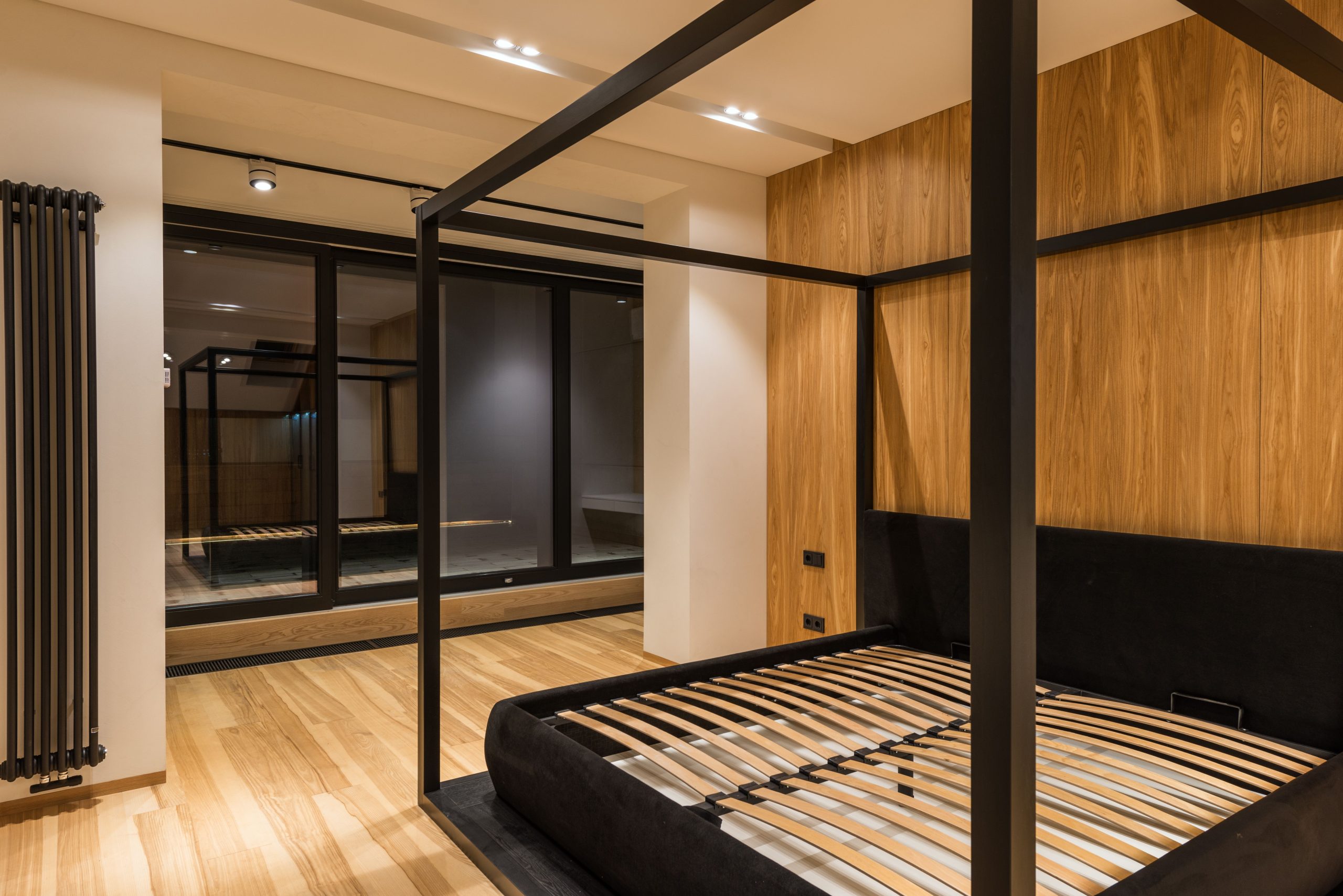 Chambre moderne avec lit près de la fenêtre