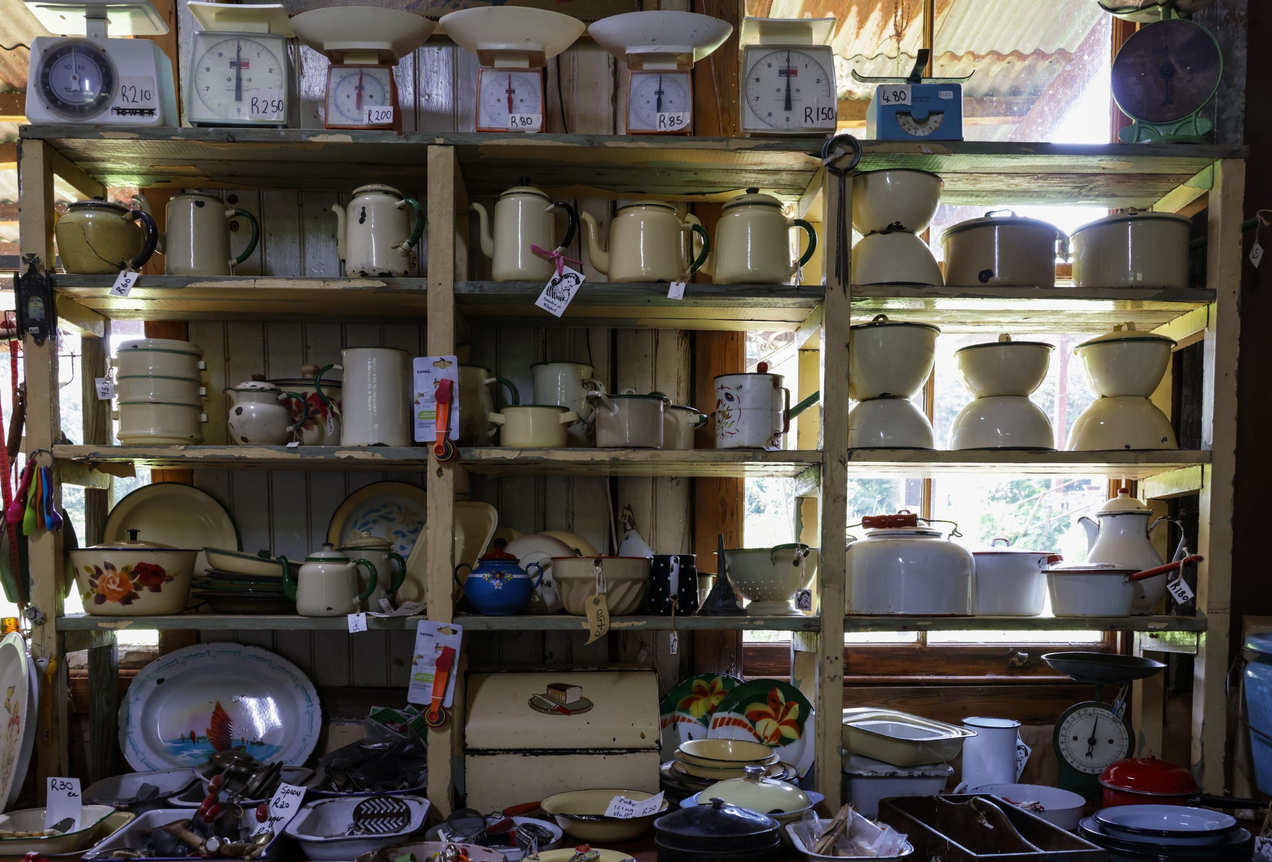 Collection de vaisselle ancienne dans une boutique rustique