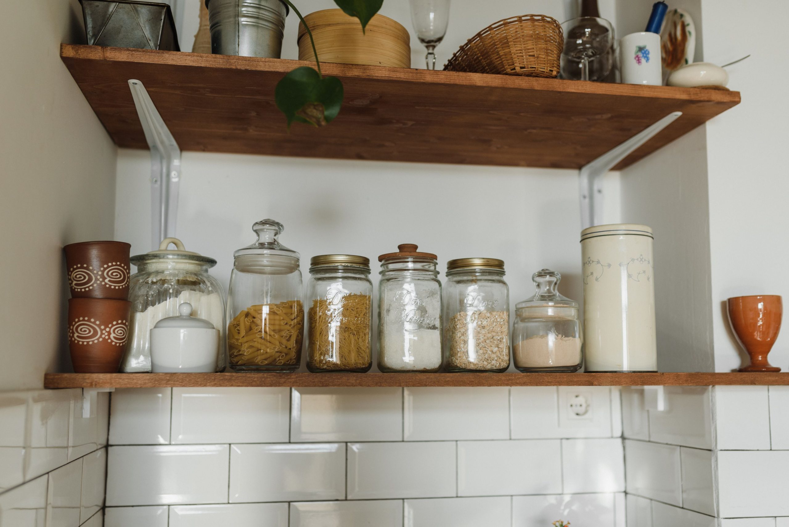 Étagères de cuisine avec bocaux et récipients variés