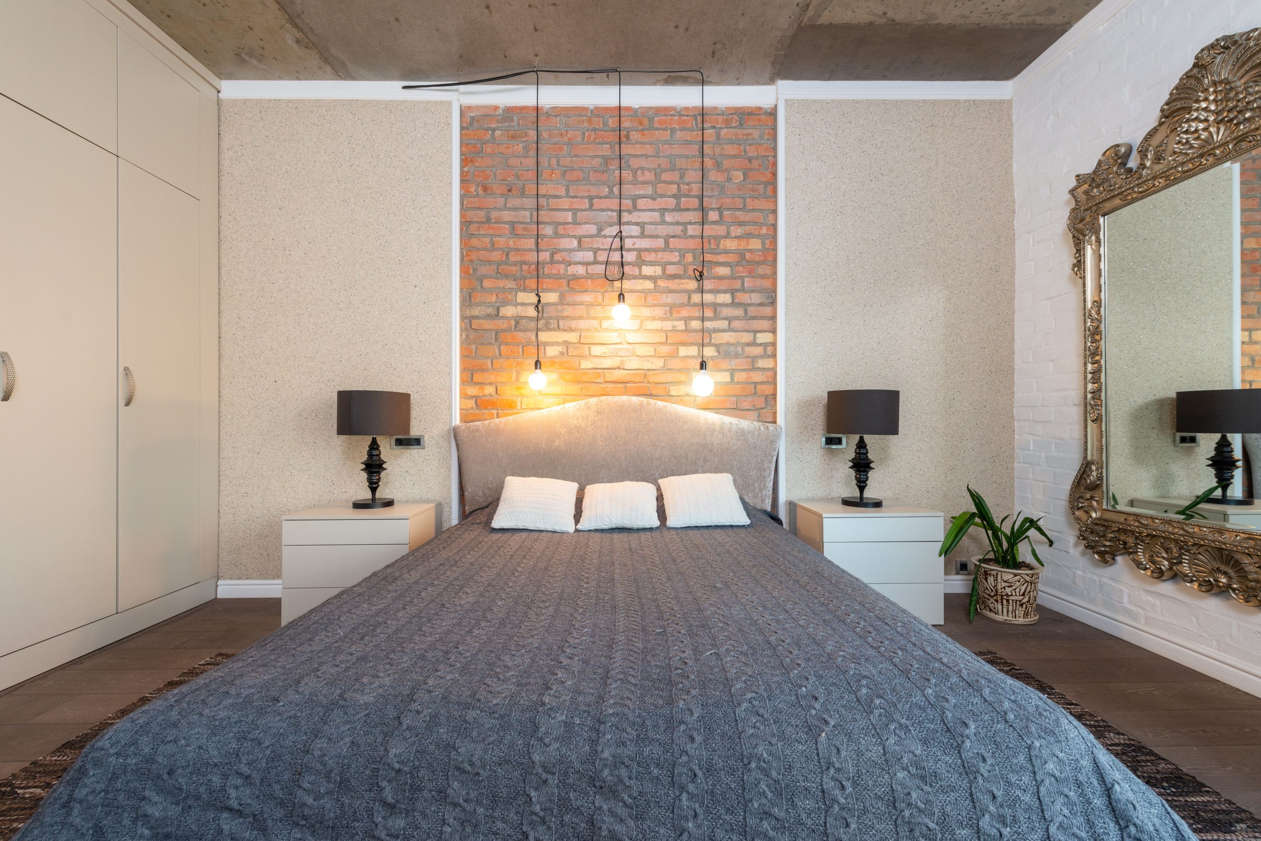 Chambre moderne avec mur en briques decoratif