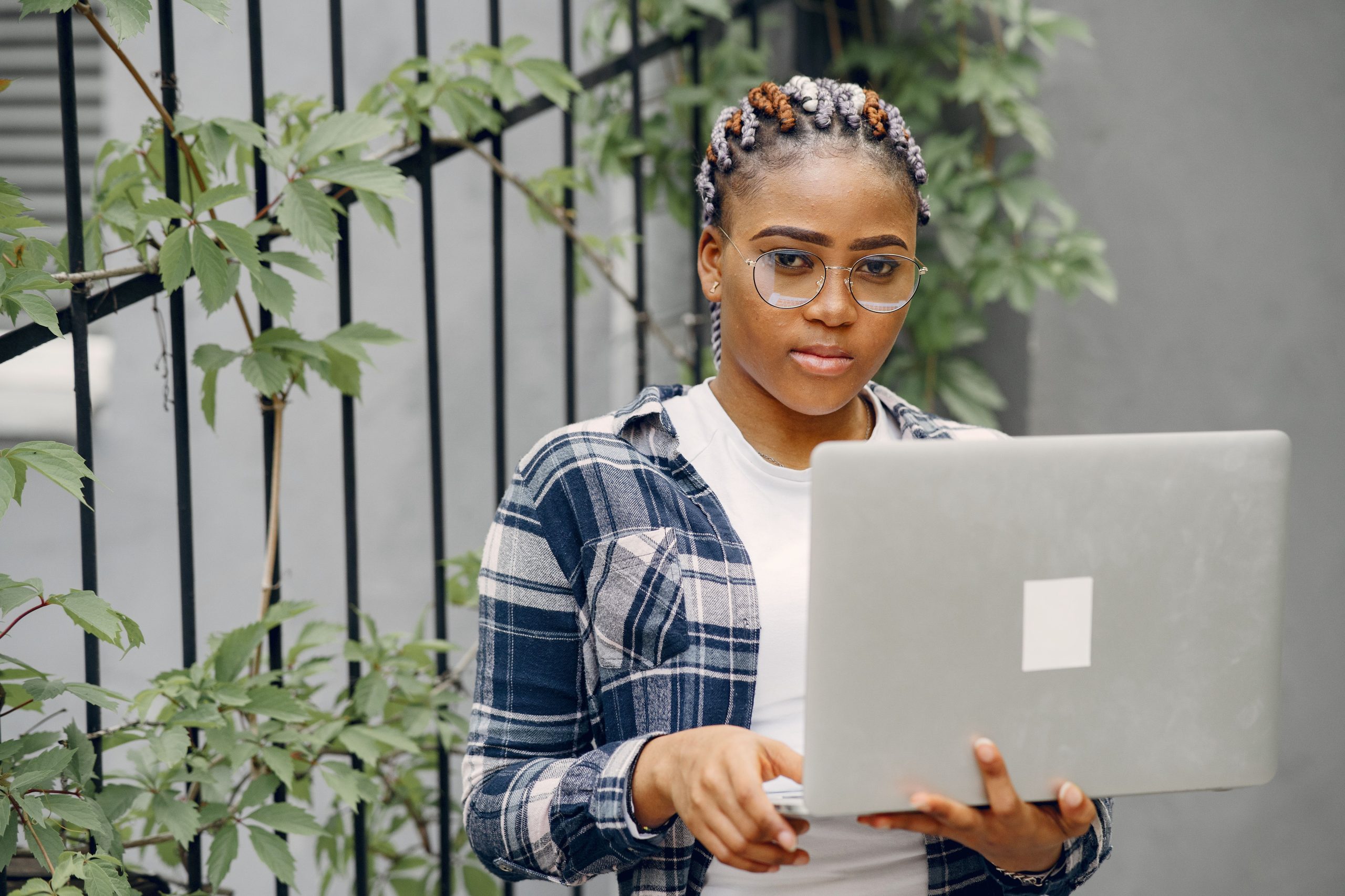 Jeune femme confiante utilisant un ordinateur portable en extérieur