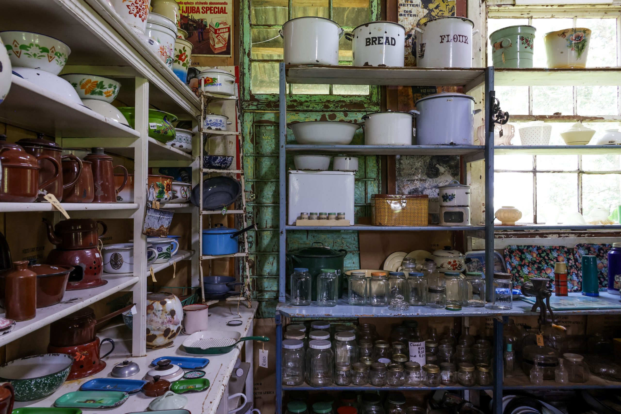 Objets de cuisine vintage dans un décor rustique