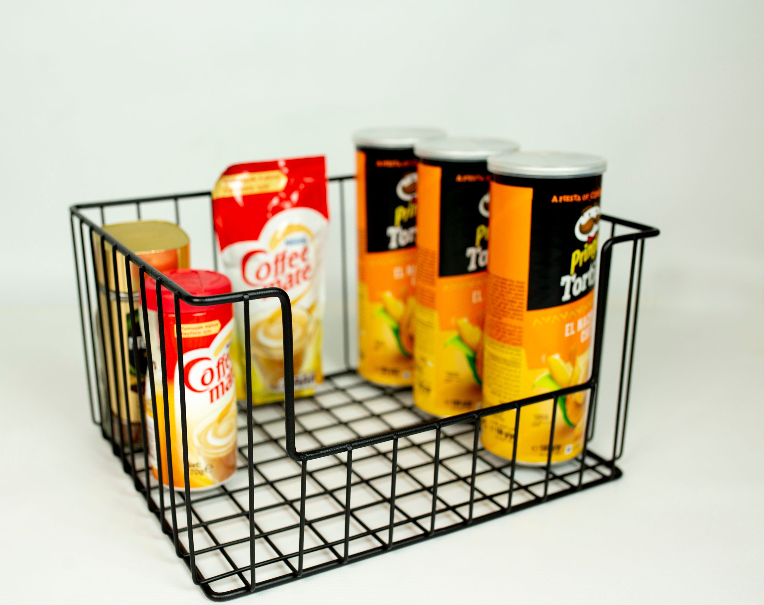 Panier grillage rempli de produits du quotidien
