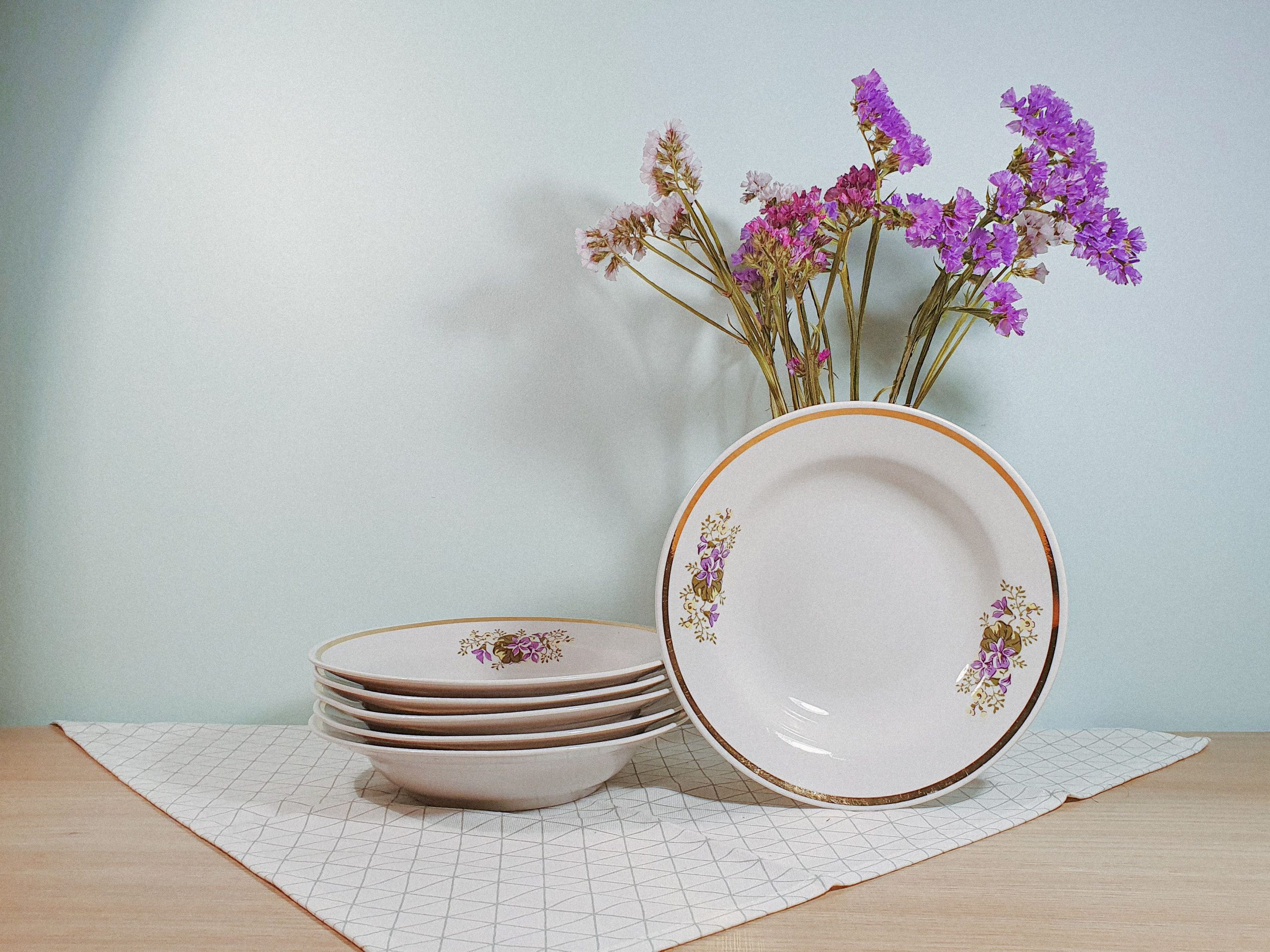 Assiettes en porcelaine à motifs floraux empilées