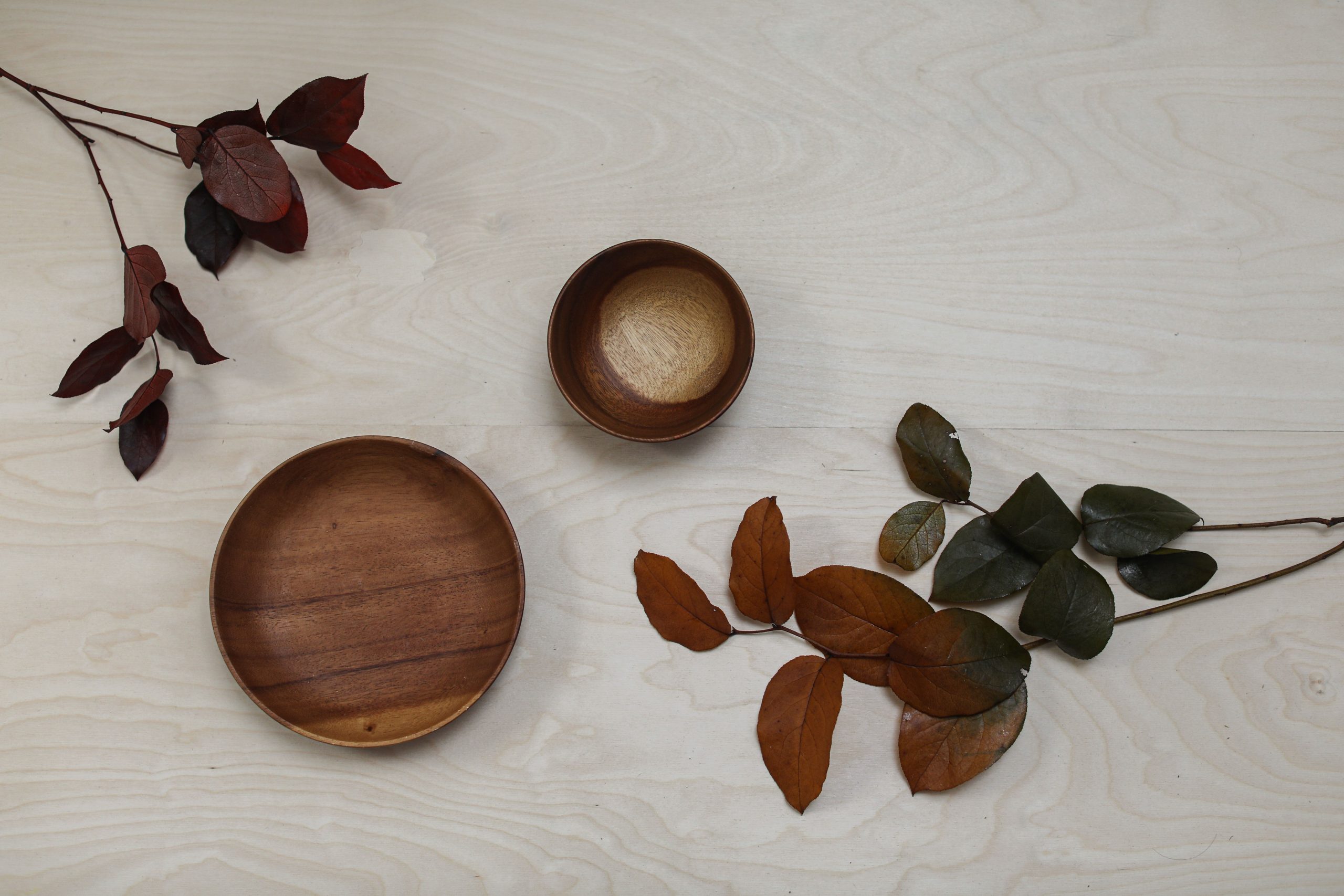 Nature morte minimaliste avec saladiers en bois