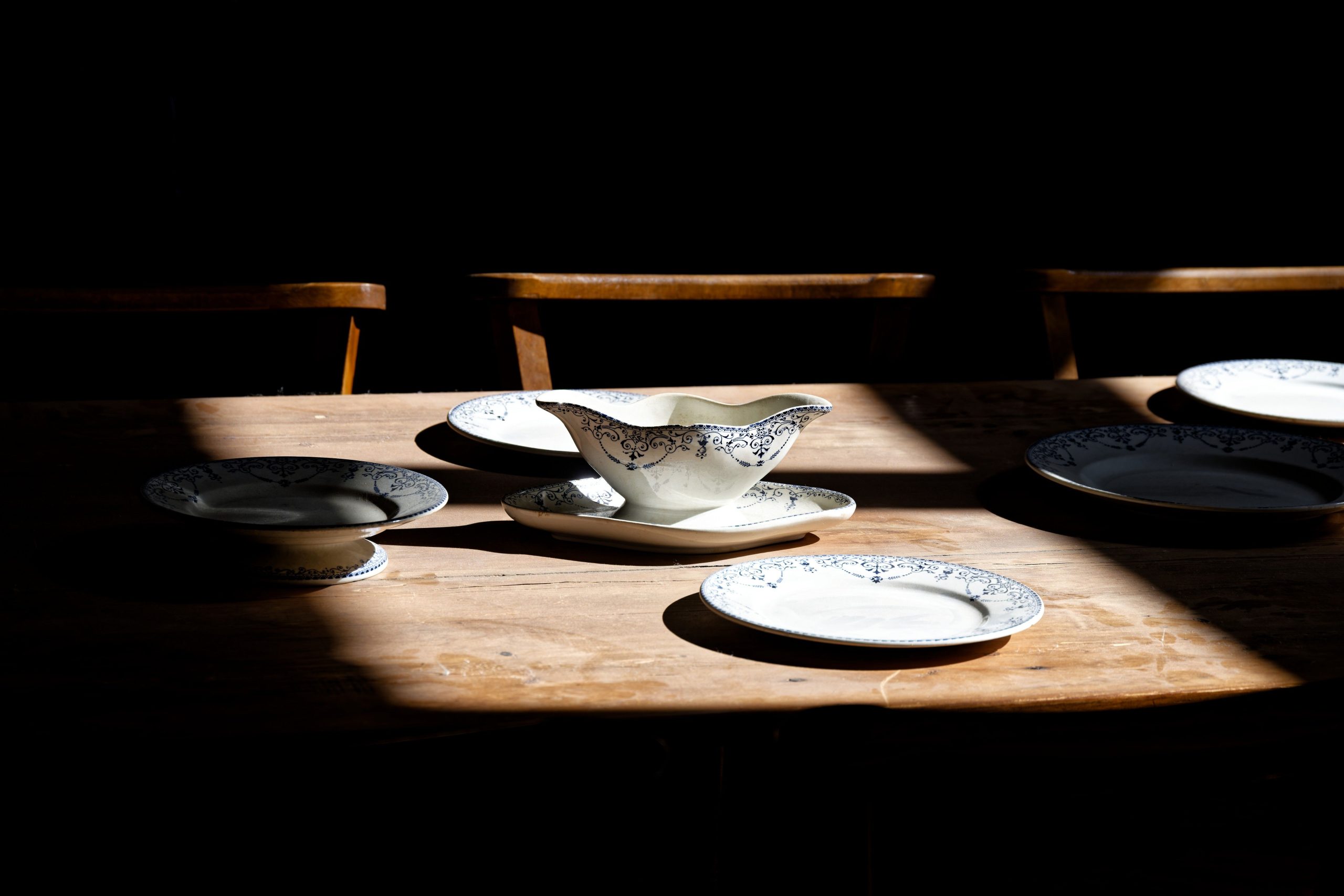 Assiettes vintage et saucière sur une table en bois